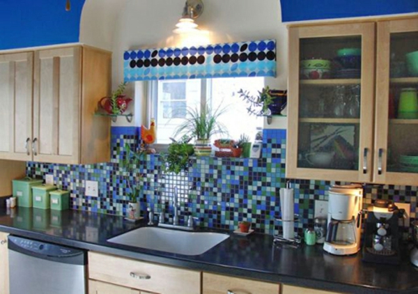 interessante kleine küche mit blauen kleinen fliesen