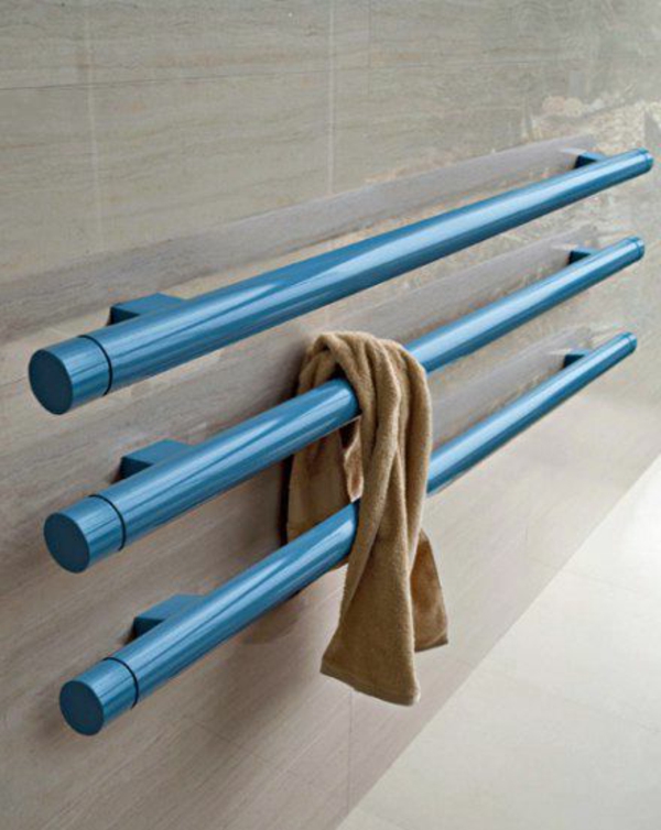 blauer-Heizkörper-Handtuchhalter-im-Badezimmer