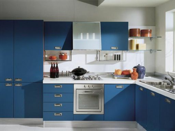 blaue schränke in einer kleinen küche