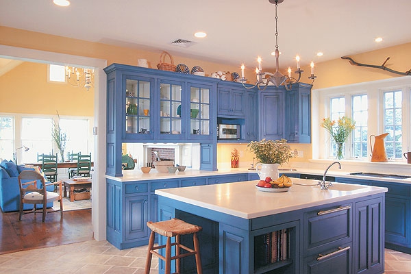 blaue küche mit einer schönen kcohinsel