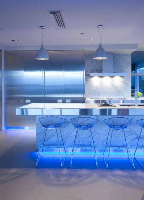 ultramoderne küche mit blauer led beleuchtung