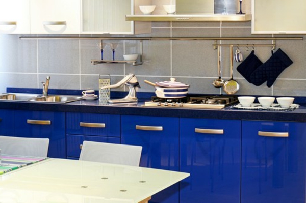 wunderschöne blaue küche mit einem esstisch