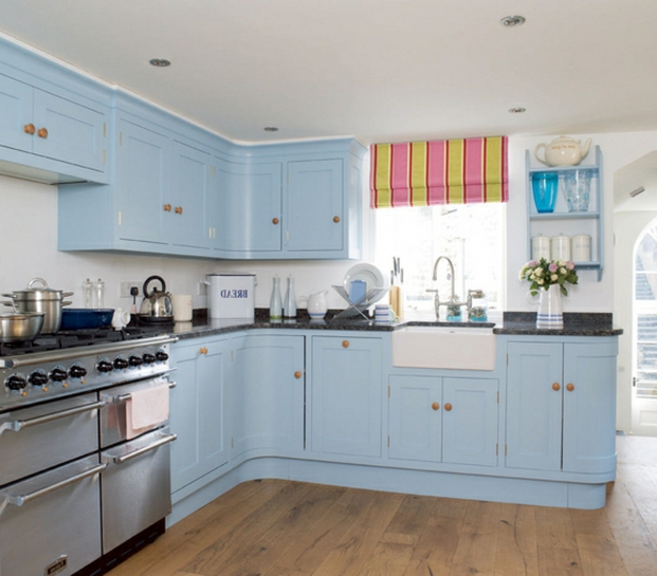 schöne kleine küche in hell blau