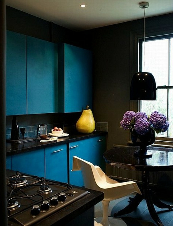 kleine schöne küche mit blauen schränken