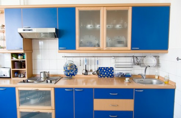 blaue schränke in einer super kleinen küche