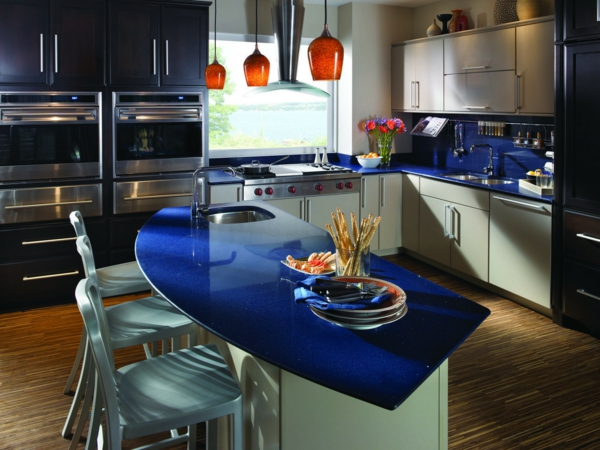 moderne küche mit einer blauen kochinsel