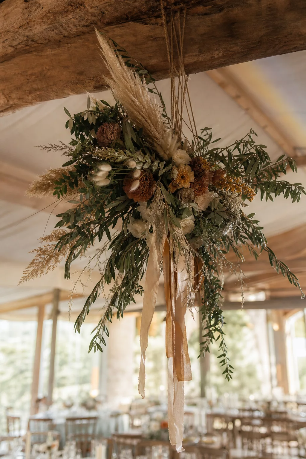 Hängende Blumeninstallation aus Trockenblumen und Eukalyptus für die Hochzeit