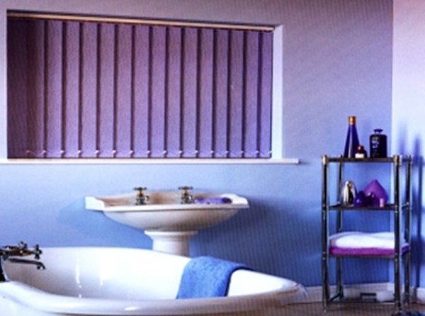 cooles-badezimmer-design-mit-rollos-für-badfentser