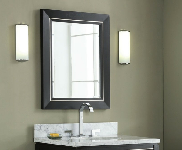 cooles-badezimmer-mit-einem-super-spiegel