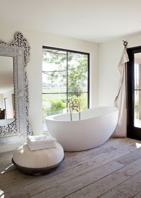 elegantes-beeindruckendes-badezimmer-mit-einem-designer-badspiegel