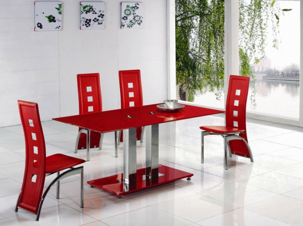 exklusive-rote-Esszimmerstühle-und-ein-roter-Esstisch