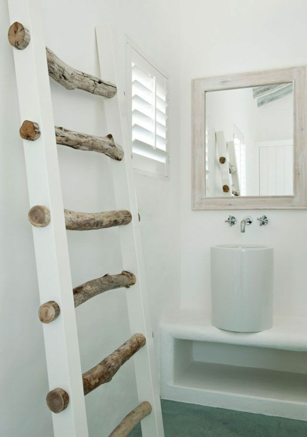 fantastischer-und-praktischer-Holzleiter-in-Weiß-im-Badezimmer