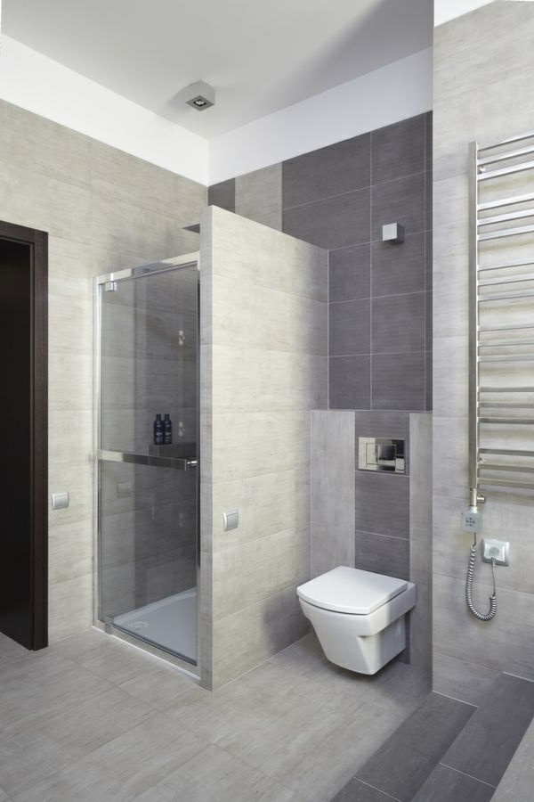 fantastisches-Badezimmer-mit-heizendem-Handtuchhalter-im-Badezimmer Heizkörper Handtuchhalter