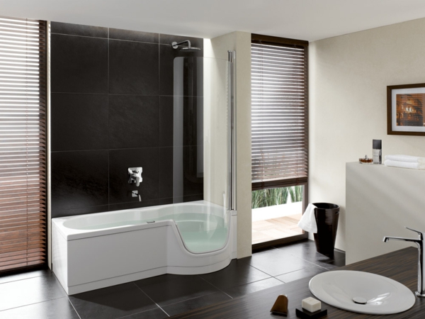 fantastisches-Badezimmer-mit-moderner-Gestaltung-mit-weißer-Badewanne