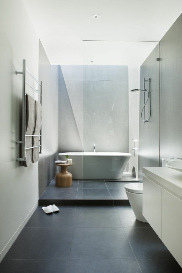 fantastisches-Badezimmer--mit-moderner-Gestaltung-weiße-Wände