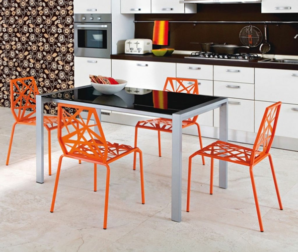 frisches-Esszimmer-mit-coolen-orange-Stühle-und-schwarzer-Tisch