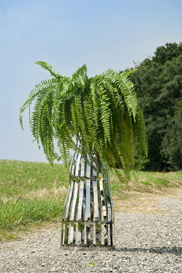 gartendeko-aus-edelstahl-grüne-pflanzen
