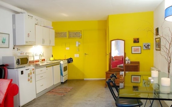 gelbe-küchen-wandfarbe-und-weiße-schränke