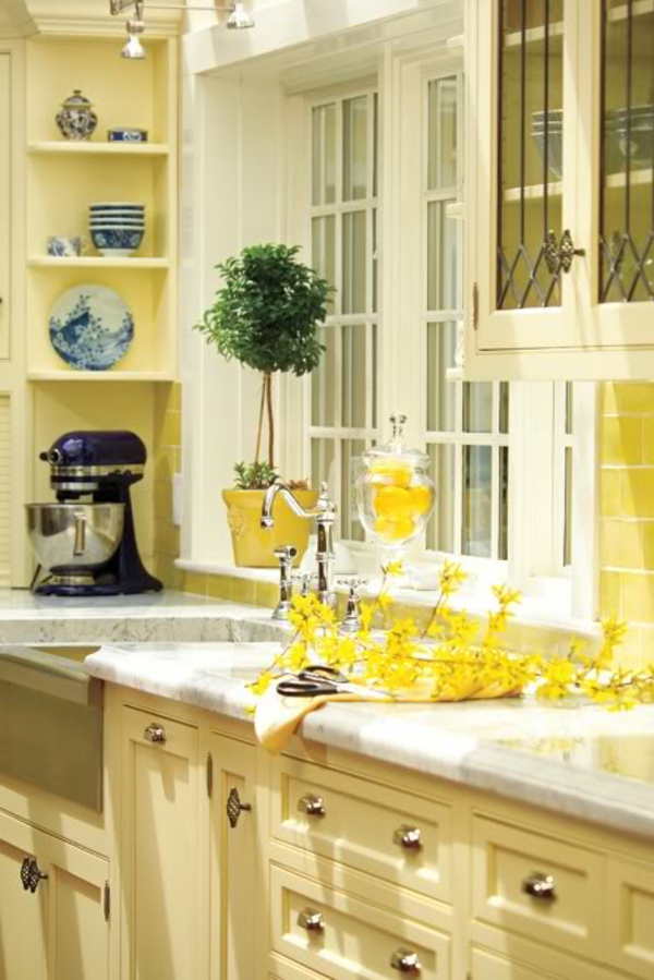 gemütliche-küche-in-gelber-farbe