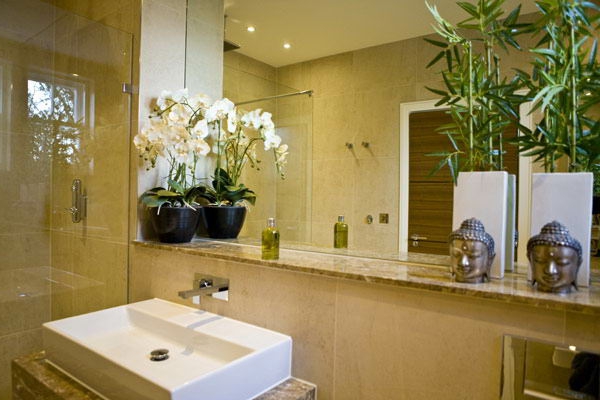 gemütliches-badezimmer-mit-einem-großen-spiegel