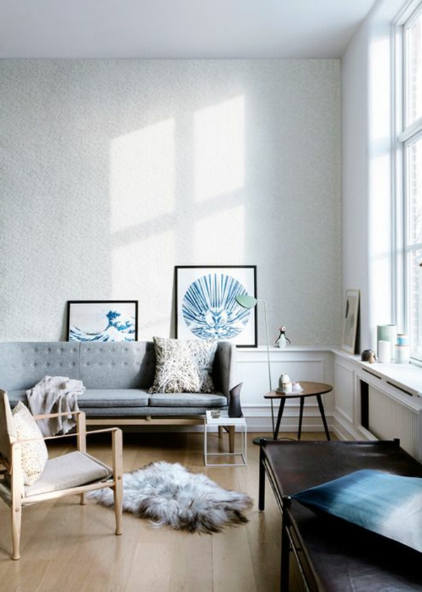 gestaltungsmöglichkeiten-für-wohnzimmer-hohe-decke-und-weiße-wände
