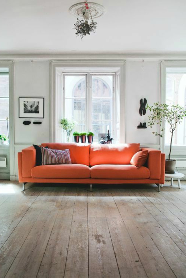 gestaltungsmöglichkeiten-für-wohnzimmer-orange-sofa