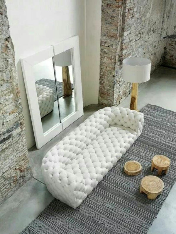 gestaltungsmöglichkeiten-für-wohnzimmer-schönes-weißes-sofa-super-cool-wirken