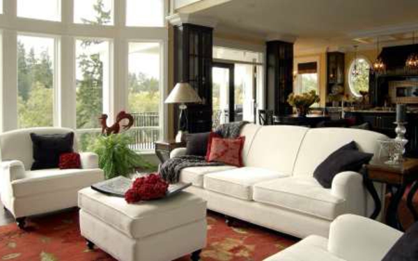 gestaltungsmöglichkeiten-für-wohnzimmer-weißes-sofa-und-ein-nesttisch