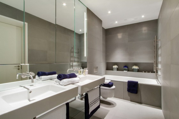 großes-badezimmer-mit-einem-designer-badspiegel