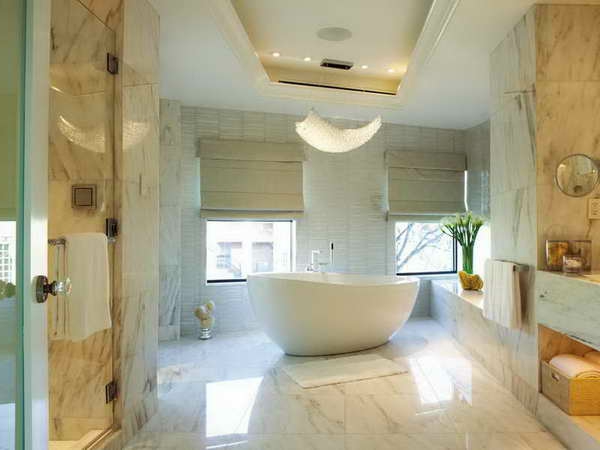 großes-luxuriöses-badezimmer-mit-rollos-für-badfentser