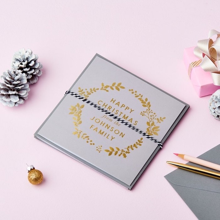 Simples Design für Weihnachtskarten, goldene Aufschrift und Verzierungen auf grauem Grund 