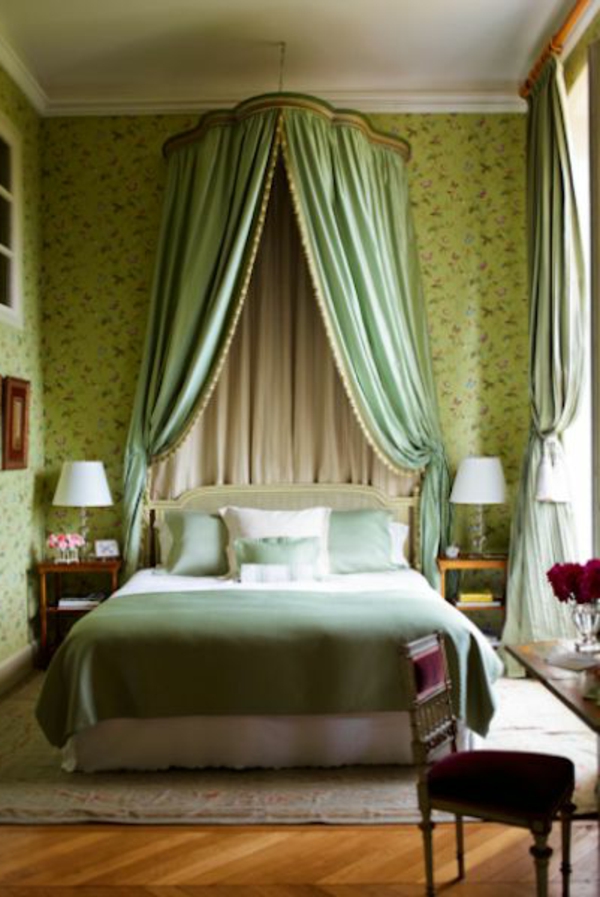 grüne-wandgestaltung-für-schlafzimmer-aristokratischer-look