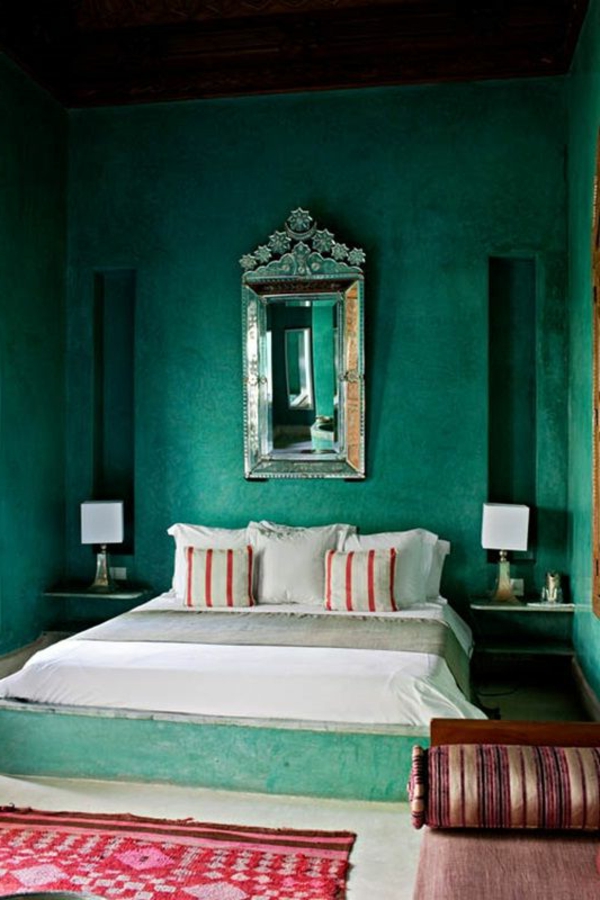grüne-wandgestaltung-für-schlafzimmer-cooler-spiegel-an-der-wand