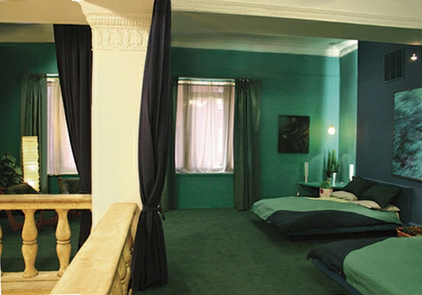 grüne-wandgestaltung-für-schlafzimmer-dunkle-ausstattung