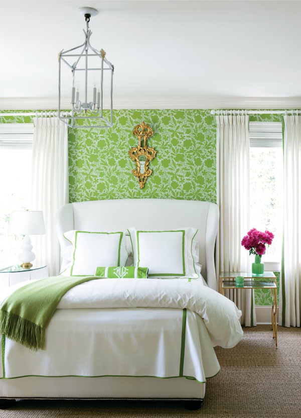grüne-wandgestaltung-für-schlafzimmer-mit-einem-weißen-bett