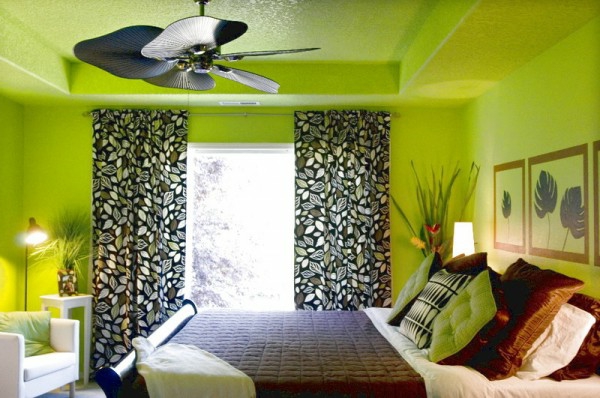 grüne-wandgestaltung-für-schlafzimmer-mit-gardinen