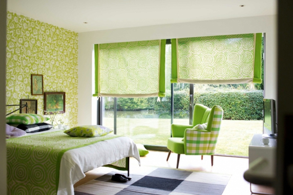 grüne-wandgestaltung-für-schlafzimmer-mit-jalousien