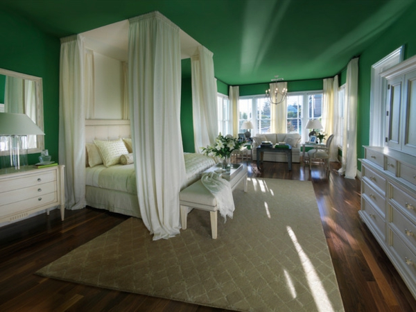 grüne-wandgestaltung-für-schlafzimmer-mit-weißen-gardinen