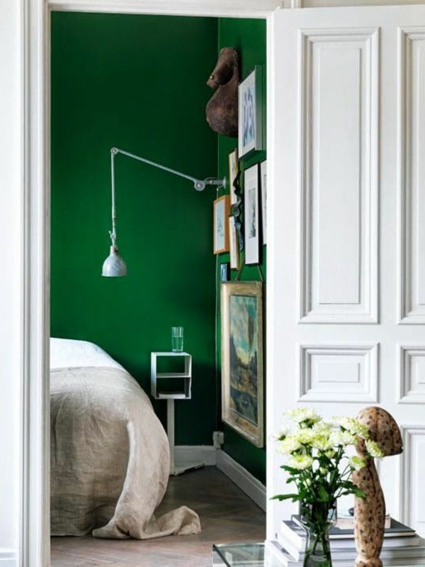 grüne-wandgestaltung-für-schlafzimmer-weiße-türe