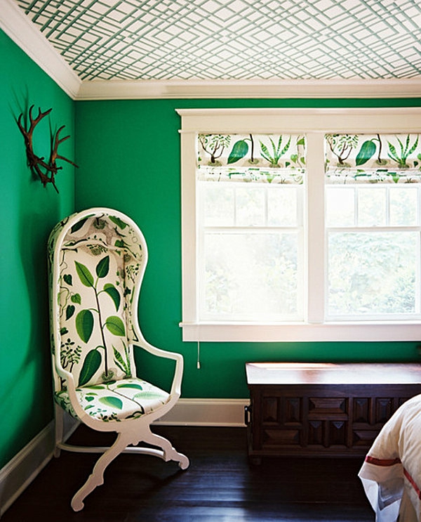 grüne-wandgestaltung-für-schlafzimmer-weißer-stuhl