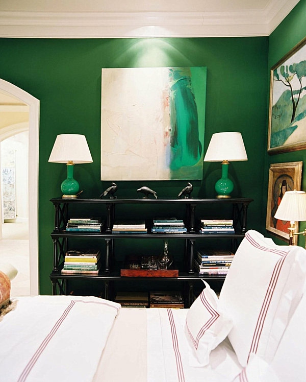 grüne-wandgestaltung-für-schlafzimmer-zwei-weiße-lampen