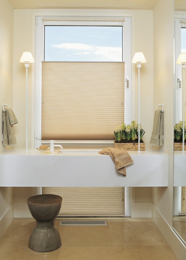 helles-badezimmer-mit-ultramodernen-rollos-für-badfentser