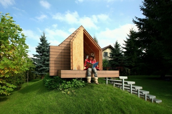 idyllisches-Gartenhaus-mit-Satteldach-für-Kinder