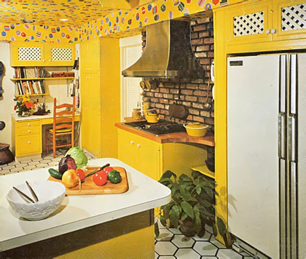 interessante-gelbe-küchen-wandfarbe-sehr-kleine-schöne-küche