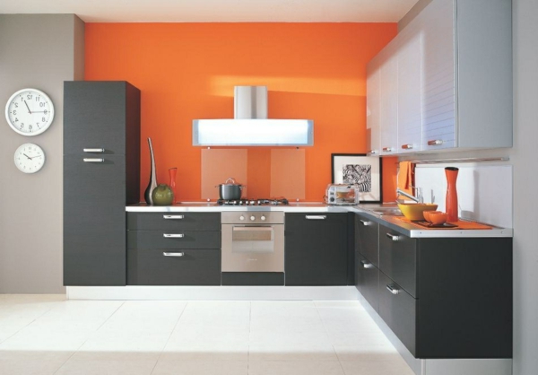 interessante-orange-küchen-wandfarbe-graue-möbel