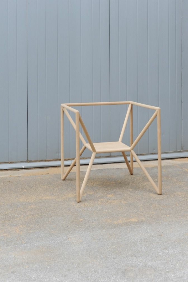 kleiner-außergewöhnlicher-Stuhl-aus-Holz-mit-tollem-Design