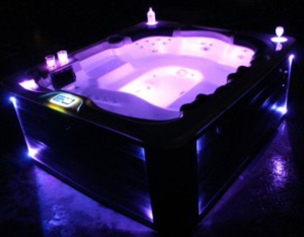 luxuriöser-portabler-whirlpool-mit-romantischer-lila-beleuchtung
