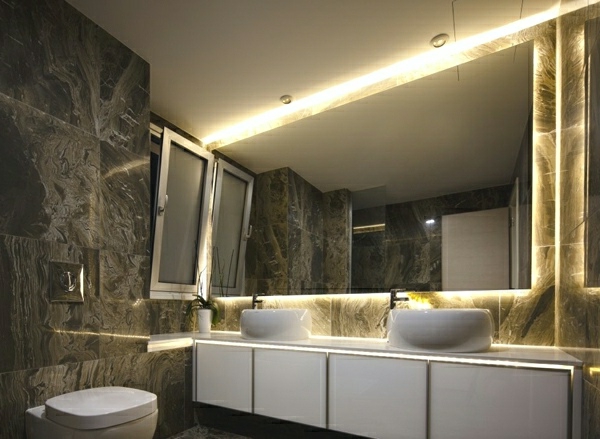 luxuriöses-Badezimmer-Interieur-Beleuchtung-Marmor-