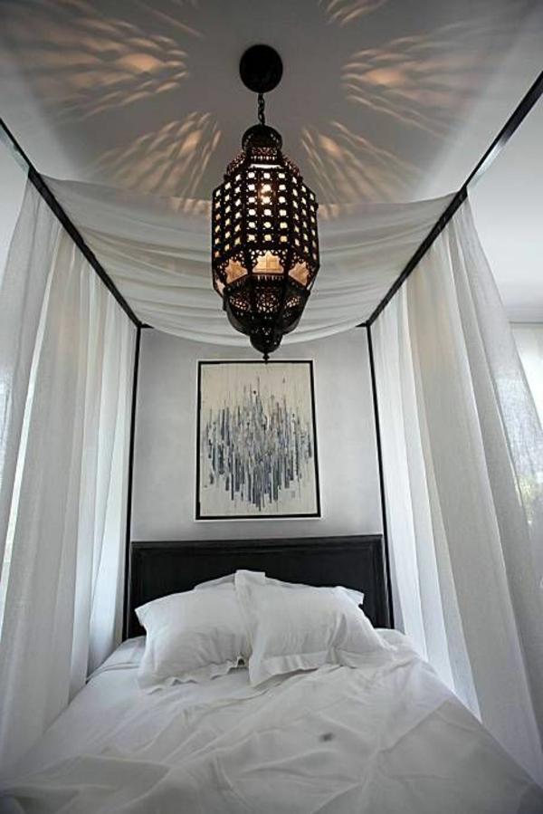 marokkanische-lampen-im-weißen-schlafzimmer
