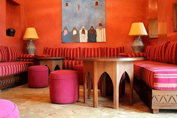 marokkanische-möbel-rote-wände-im-zimmer
